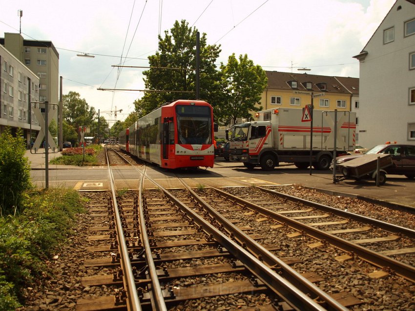 KVB Bahn entgleist Koeln Suelz Hermeskeilerstr Am Beethovenpark P017.JPG